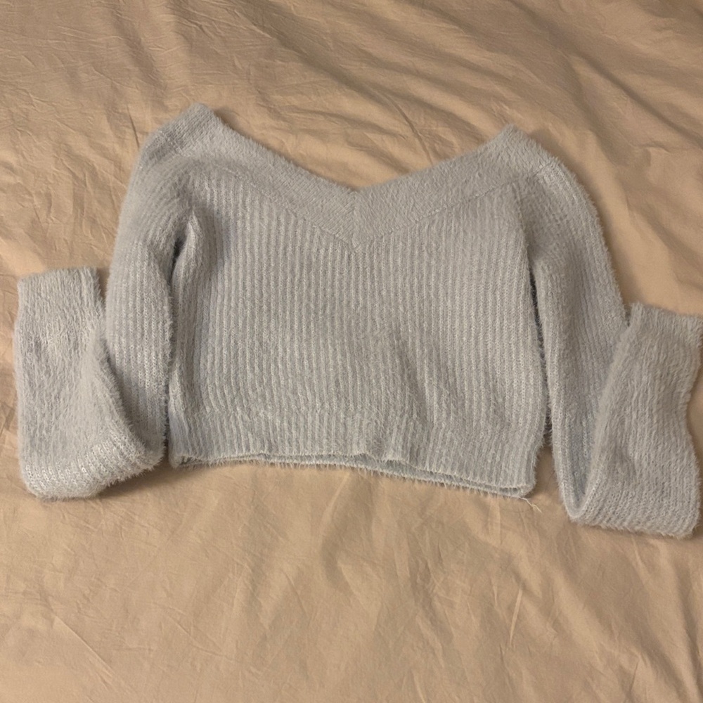 American Eagle Women's Light Blue V-Neck Sweater